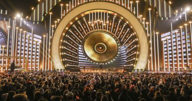 W tym roku Sylwestrowa Moc Przebojów odbyła się na Polach Marsowych w Chorzowie. Pod spektakularną sceną zwieńczoną blisko 7. metrowym zegarem odliczającym czas do północy przewinęło się 60 tysięcy osób