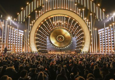 W tym roku Sylwestrowa Moc Przebojów odbyła się na Polach Marsowych w Chorzowie. Pod spektakularną sceną zwieńczoną blisko 7. metrowym zegarem odliczającym czas do północy przewinęło się 60 tysięcy osób