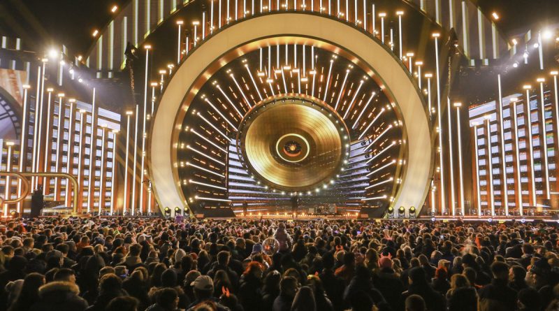 W tym roku Sylwestrowa Moc Przebojów odbyła się na Polach Marsowych w Chorzowie. Pod spektakularną sceną zwieńczoną blisko 7. metrowym zegarem odliczającym czas do północy przewinęło się 60 tysięcy osób