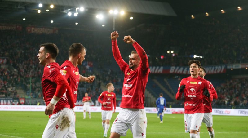 Wisła Kraków wygrała 70. edycję Fortuna Pucharu Polski. W finale pokonała Pogoń Szczecin 2:1, po dogrywce. Zdecydowanym faworytem tej konfrontacji była Pogoń. Jednak od początku to Wisła narzuciła swoje warunki i miała kilka świetnych sytuacji. Była jednak nieskuteczna i do przerwy był bezbramkowy remis. Duża w tym zasługa Valentina Cojocaru, który dwoił się i troił, w bramce Pogoni. Najlepszą interwencją popisał się w 40. minucie, kiedy sparował na słupek, groźny strzał głową Szymona Sobczaka. Do przerwy, Cojocaru nie dał się pokonać, a w drugiej połowie nie miał aż tyle pracy. Inicjatywę przejęła Pogoń i w 75. minucie wyszła na prowadzenie. Szczecinianie wykorzystali gapiostwo obrońców rywali, przy wrzucie z autu. Szybko go rozegrali, a do siatki trafił Efthymios Kouloris. Do końca regulaminowego czasu gry, podopieczni Jensa Gustafssona cały czas prowadzili i wydawało się, że pierwszy raz w historii, wygrają dla swojego klubu krajowy puchar. Jednak piłka nożna pisze nieprawdopodobne scenariusze, dla jednych bolesne, dla innych radosne. Tak też stało się w tym przypadku. Sędzia doliczył aż 7 minut! Piłkarze Pogoni skupili się na przeszkadzaniu i grze na czas. W tym czasie, aż czterech piłkarzy Pogoni zostało ukaranych żółtymi kartkami – Marcel Wędrychowski, Wahan Biczachczjan, Mariusz Malec oraz Cojocaru, który ociagał się ze wznawianiem gry. Dlatego sędzia nie kończył meczu, po upływie 7 minut. Wisła to wykorzystała i doprowadziła do wyrównania. W ostatniej akcji regulaminowego czasu gry, rzut wolny, z okolic środka boiska wykonywał Anton Cziczkan. Bramkarz Wisły zagrał w pole karne. Piłka spadła pod nogami Eneko Satrusteguiego, który trafił do siatki, doprowadzając do ekstazy kibiców Wisły i przedłużając szanse swojego zespołu na zdobycie pucharu, o kolejne pół godziny. Dogrywkę świetnie rozegrała Wisła. Szybko, kolejną bramkę zdobył Angel Rodado, wykorzystując błąd Leo Borgesa. Później kilka sytuacji miała Pogoń, ale „na posterunku" był Cziczkan. W końcówce, wygraną Wisły mógł jeszcze przypieczętować Patryk Gogół, ale nie potrafił pokonać bramkarza, w sytuacji sam na sam. Ostatecznie wynik się nie zmienił i Wisła mogła cieszyć się ze zdobycia Fortuna Pucharu Polski. To piąte takie trofeum w historii klubu. Pogoń Szczecin – Wisła Kraków 1:2 (po dogrywce) Gole: Koulouris (75.) – Satrustegui (90.+9), Rodado (93.) Kartki: Gamboa, Koulouris, Wędrychowski, Cojocaru, Bichakhchyan, Malec – Jaroch, Uryga, Rodado, Chichkan Pogoń: Cojocaru – Wahlqvist (91. Smoliński), Borges, Malec, Koutris (106. Zahović) – Przyborek (81. Wędrychowski), Gamboa (57. Biczachczjan), Ulvestad, Gorgon (86. Zech), Grosicki – Koulouris Trener: Jens Gustafsson Wisła: Cziczkan – Szot, Uryga, Colley, Jaroch (69. Satrustegui) – Duda (85. Gogół), Carbó – Baena (69. Villar), Rodado, Alfaro (77. Goku) – Sobczak (77. Żyro) Trener: Albert Rude