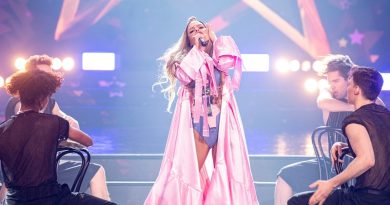 W tym odcinku czeka na nas wiele niespodzianek, a wśród nich występ Marysi Tyszkiewicz. To właśnie ona wylosowała w poprzednim odcinku wehikuł czasu, dzięki czemu jeszcze raz fenomenalnie wcieliła się w Dodę.