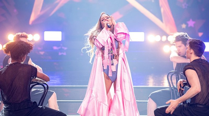 W tym odcinku czeka na nas wiele niespodzianek, a wśród nich występ Marysi Tyszkiewicz. To właśnie ona wylosowała w poprzednim odcinku wehikuł czasu, dzięki czemu jeszcze raz fenomenalnie wcieliła się w Dodę.