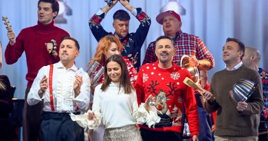 Autorką piosenki jest ZoSia Karbowiak znana już widzom programu porannego Polsatu z innej kompozycji. We wrześniu w studiu „halo tu polsat” zaśpiewała skomponowana przez siebie piosenkę dla powodzian. Jedną i drugą piosenkę ZoSi łączy jedno – mnóstwo dobrej energii i pozytywnych emocji. ZoSia, wokalistka, kompozytorka, instrumentalistka, autorka tekstów i trenerka wokalna sama jest wulkanem dobrych emocji. W swojej karierze ma takie momenty jak udział w duńskim "X Factorze" czy występ przed duńską rodziną królewską. Do pracy nad klipem „Śniegu po pachy” przystąpiła z ogromnym entuzjazmem. „Kiedy dostałam propozycję nagrania piosenki świątecznej z ekipą „halo tu polsat” oszalałam z radości. To zaszczyt. Fantastyczni ludzie, z niesamowitymi pomysłami, pozytywnie zakręceni, z otwartymi sercami, z którymi przeżyłam magiczne chwile. Kimat świąt udzielił się wszystkim na planie. Za to kocham muzykę”, powiedziała. Jako profesjonalny muzyk doceniła też talenty wokalne gwiazd Polsatu. „Okazało się, że prowadzący program też kochają śpiewać. Wykonali zadanie stuprocentowo. Paulina Sykut – Jeżyna świetnie śpiewała, ale niesamowicie zaskoczyli mnie też Katarzyna Cichopek, Agnieszka Hyży, Krzysztof Ibisz, czy Maciej Kurzajewski. Jestem oczarowana wszystkimi, naprawdę. Zgraliśmy się świetnie, a za naszym pośrednictwem te ciepłe słowa polecą do widzów, życzenia śniegu na te święta, a jeżeli nie lubicie śniegu, to przynajmniej, żeby wam się ciasto udało upiec. Przypadła mi rola renifera, a że uszy były ozdobione dzwoneczkami to cały czas śpiewałam i machałam głową „dzyń, dzyń, dzyń” - dodała Zosia. Świąteczny nastrój, radość i ciepło udzieliły się wszystkim wykonawcom. Każdy miał do odegrania na planie swoją rolę. Krzysztof Ibisz ubierał choinkę, Mateusz Gessler i Martin Gimenez castro „grali” na miskach, Ewa Wachowicz dzieliła świąteczne ciasto. „Piosenka genialnie wprowadza w czas przedświąteczny. Rozgrzewa serca i wpływa na atmosferę pełną życzliwości. Z uśmiechem przyjęłam pomysł i propozycję, żebyśmy ją nagrali. Powstał ciepły, ale wesoły utwór w amerykańskim, gospelowym stylu, ale z polskimi słowami. Fajnie, że jako redakcja możemy w ten sposób zaprosić naszych widzów do tego magicznego świata, świata dobra. Jestem przekonana, że piosenka, która jutro wybrzmi premierowo na antenie „halo tu polsat” zostanie z widzami dłużej niż tylko przy śniadaniu. Tworząc tę kompozycję zdecydowanie weszliśmy w klimat świąt po pachy, z szerokimi uśmiechami. Była fantastyczna atmosfera, a każdy z nas miał do odegrania małą rolę. Mnie przypadła rola tej eleganckiej (śmiech). Mam wrażenie, że w tym roku wszyscy czujemy święta trochę wcześniej. Zdecydowanie potrzebowaliśmy już tego świątecznego czasu” - mówi Agnieszka Hyży.