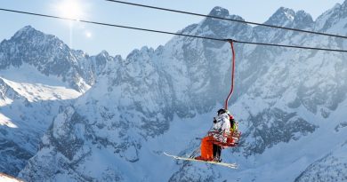 Zima zbliża się wielkimi krokami, a razem z nią wyczekiwany sezon narciarski. W Południowym Tyrolu / Südtirolu miłośnicy sportów zimowych mogą przygotowywać się na wyjątkowe przeżycia w malowniczych Dolomitach. Znajdą tam nie tylko doskonałe warunki narciarskie, ale także liczne atrakcje, które zadowolą każdego – od zapalonych narciarzy po osoby szukające zimowego relaksu. 50. rocznica powstania Dolomiti Superski Nadchodzący sezon zapowiada się wyjątkowo, ponieważ Dolomiti Superski świętuje swoje 50-lecie. Ta największa infrastruktura narciarska we Włoszech, doskonale znana każdemu miłośnikowi nart, zrzesza 12 ośrodków narciarskich i łącznie oferuje ponad 1 200 kilometrów tras. W niektórych ośrodkach sezon rozpocznie się już 30 listopada 2024 r., a pełne otwarcie wszystkich lokalizacji planowane jest na 7 grudnia 2024 r. Z okazji jubileuszu, oprócz modernizacji infrastruktury, takiej jak nowe wyciągi w Kronplatz czy Alta Badia, organizatorzy zaplanowali liczne wydarzenia okolicznościowe. Na turystów będą czekać atrakcje: pokazy narciarskie, koncerty plenerowe czy też atrakcje kulinarne w różnych miejscowościach. Narciarskie atrakcje w sezonie zimowym 2024/2025 W regionie 3 Zinnen / Tre Cime Dolomity warto wziąć udział w nocnej wycieczce narciarskiej na górze Haunold / Monte Baranci. Trasa prowadzi przez malowniczy las, a dzięki oświetlonemu zjazdowi każdy poczuje wyjątkową atmosferę. Dodatkowo, przygotowano siedem nowych tras do zimowych wędrówek, które z pewnością ucieszą miłośników spacerów pośród pięknych górskich krajobrazów. W Skiworld Ahrntal, obejmującym ośrodki narciarskie Klausberg, Speikboden, Rein in Taufers / Riva di Tures i Weißenbach / Rio Bianco, można skorzystać ze specjalnej przedświątecznej promocji. Od 6 do 23 grudnia 2024 r., kupując minimum 3-dniowy skipass i okazując GuestPass Ahrntal/Campo Tures, goście otrzymają za darmo dodatkowy dzień jazdy na nartach. W Eggental/Val d’Ega, dolinie w której znajdują się ośrodki Obereggen i Carezza, można będzie uwiecznić swoje narciarskie wyczyny. Na stoku Toler w Obereggen narciarze mogą spróbować swoich sił w ekscytującym wyścigu slalomowym w ramach Skimovie. Dzięki kamerom zamontowanym na trasie każdy uczestnik będzie mógł pobrać film ze swojego zjazdu oraz sprawdzić czas slalomowy, co będzie niezapomnianą pamiątką z zimowego urlopu. Leżący w Sterzing/Vipiteno Outdoor Centre Rosskopf słynie z największej na świecie floty sanek – do wypożyczenia jest ich ponad 1 000, a śmigać na nich można też po zmroku na najdłuższej we Włoszech (10,5 km) trasie saneczkowej! Nowością są ultralekkie, aluminiowe sanki z wbudowanym oświetleniem, umożliwiające niezapomniane wieczorne przejażdżki. Dzięki licznym nowoczesnym udogodnieniom i profesjonalnemu sprzętowi, który jest dostępny bezpośrednio w wypożyczalniach przy dolnych stacjach wyciągów, Południowy Tyrol pozostaje jednym z najlepszych miejsc dla narciarzy szukających zarówno doskonałej infrastruktury, jak i unikalnych zimowych przygód. Nowości na stokach Z myślą o narciarzach w wielu ośrodkach narciarskich Południowego Tyrolu przeprowadzono inwestycje, mające zwiększyć komfort i bezpieczeństwo. Jednym z takich udogodnień jest nowa 8-osobowa kolejka krzesełkowa PLATEAU z osłonami przeciwwiatrowymi w sławnym Kronplatz. Zastępuje ona starszy model i zapewnia znacznie większą przepustowość oraz wygodę dla narciarzy. Podobne modernizacje zostały przeprowadzone także w innych ośrodkach. W Alta Badia nowa 6-osobowa kolejka Braia Fraida zastąpiła starszą 4-osobową, a narciarze z pewnością docenią jeszcze bardziej komfortową podróż na szczyt. W St. Ulrich / Ortisei, położonym w dolinie Gröden/Val Gardena – u stóp płaskowyżu Seiser Alm / Alpe di Siusi, wyciąg „Palmer” został wymieniony na nowy, co znacznie zwiększyło jego wydajność. Natomiast w regionie 3 Zinnen na górze Helm / Monte Elmo, nowa 6-osobowa kolejka „Porzen” z osłonami przeciwwiatrowymi zastąpiła wyciąg orczykowy, zapewniając narciarzom wygodny i szybszy wjazd na szczyt. Dzięki każdej z tych inwestycji wrażenia z jazdy na nartach będą jeszcze lepsze, zwiększy się przepustowość wyciągów oraz podniesie poziom bezpieczeństwa i wygody dla wszystkich gości regionu. Atrakcyjne oferty i promocje Jubileuszowa edycja Dolomiti Superski przynosi także korzystne zmiany w ofercie skipassów. Specjalny karnet Superski Family, który pozwala korzystać z narciarskich przyjemności całym rodzinom, powraca i kosztuje 38 euro za dzień. Karnet ten obejmuje zarejestrowaną grupę rodzinną – członkowie rodziny mogą korzystać z określonej liczby dni w sezonie, elastycznie dzieląc je między siebie, zgodnie z potrzebami. Ponadto niższa o 30% cena skipassów dla juniorów obejmuje teraz osoby do 18. roku życia, co ma zachęcić młodsze pokolenie do aktywnego udziału w sportach zimowych. Warto zapoznać się z pełną ofertą promocyjną DSS, bo jest ich znacznie więcej np. Dolomiti Super Première (30.11–21.12.2024 r.) czy Dolomiti Springdays (od 16.03.2025 r.). Nie tylko dla narciarzy Południowy Tyrol oferuje znacznie więcej niż stoki narciarskie. Zachwyca pięknem krajobrazów, wspaniałą kuchnią oraz szeroką ofertą rozrywkową. Turyści mogą wziąć udział w zimowych wędrówkach i odwiedzić odnowione atrakcje, np. lodową piwnicę zamku Taufers w dolinie Ahrntal / Valle Aurina z okazji jej 800-lecia. Dach został przeprojektowany, a wewnątrz znajduje się mała wystawa poświęcona historii chłodnictwa, dodano także ciekawe eksponaty. Dzięki temu powstało kolejne atrakcyjne miejsce, które można zwiedzić samodzielnie. Dla odwiedzających zostały też przygotowane liczne wydarzenia kulturalne, jak Delights on Ice. To wyjątkowe kulinarne doświadczenie w ośrodku Alta Badia odbędzie się 30 stycznia 2025 r. Jezioro Sompunt stanie się otwartą salą na świeżym powietrzu, a uczestnicy będą mogli zobaczyć widowiskowe pokazy na lodzie oraz degustować zimowe napoje, serwowane przez sommelierów na łyżwach. Całość dopełnią wykwintne potrawy przygotowane przez lokalnych szefów kuchni. Festiwal Smaków w Alta Badia, obchodzący swoje 15-lecie i łączący narciarstwo z kulinarnymi doznaniami, pozwala na odkrywanie lokalnych smaków w schroniskach na stokach. Potrawy będą wyjątkowe: kompozycje dań wynikają z wyobraźni poszczególnych szefów kuchni, którzy zaskoczą kreatywnością i zaoferują unikalne połączenia smaków ciekawe dla każdego gościa. Dla osób szukających relaksu Południowy Tyrol ma także sporo do zaoferowania turystom poszukującym relaksu. W nadchodzącym sezonie region stawia na jeszcze większą różnorodność. Dla tych, którzy wolą wypoczynek od zjazdów na nartach, wprowadzono nowe zimowe szlaki spacerowe oraz rozszerzoną ofertę wellness, obejmującą luksusowe spa np. 3 Cime Luxury Chalet w ośrodku 3 Zinnen. W wielu hotelach oferowane są pakiety wellness, dzięki którym można w pełni zrelaksować się w otoczeniu zimowych pejzaży. Chalet Tre Cime, położony w malowniczej dolinie Val Fiscalina, na skraju parku przyrody Tre Cime, to synonim luksusu. Oferuje wyciszenie, którego poszukują najbardziej wymagający turyści. Na gości czekają ekskluzywne wnętrza, zaprojektowane z dbałością o najdrobniejsze detale. W domkach są przestronne sypialnie, prywatne spa z fińską sauną, luksusowy basen z jacuzzi oraz tradycyjna, zewnętrzna gorąca balia opalana drewnem. Zaledwie 200 metrów od obiektu znajduje się teren narciarski 3 Zinnen z ponad 110 km tras zjazdowych, a także trasy narciarstwa biegowego i szlaki do pieszej wędrówki. Dla osób szukających spokoju, bliskości natury oraz autentycznej atmosfery Południowego Tyrolu powstał Mesnhöf Mountain Inn w dolinie Ahrntal -kameralne miejsce, które niedawno przeszło modernizację zgodnie z wizją młodszego pokolenia właścicieli. W tym urokliwym obiekcie goście z pewnością poczują wyjątkową, rodzinną atmosferę, a także będą mieli okazję spróbować lokalnych przysmaków w nowo otwartej restauracji. Mesnhöf stanowi ponadto doskonałą bazę wypadową dla narciarzy. Sezon zimowy 2024/2025 w Południowym Tyrolu to nie tylko jubileusz Dolomiti Superski i nowości na stokach, ale także okazja, by odkryć niezwykłe miejsce łączące sport, kulturę i zimowy relaks. Niezależnie od tego, czy wybieramy się na narty, czy poszukujemy spokoju w otoczeniu Dolomitów, w regionie niezapomniane przeżycia czekają na każdego. Warto już teraz zaplanować swoją zimową przygodę i skorzystać z atrakcyjnych promocji oraz wyjątkowych wydarzeń przygotowanych na ten sezon. Daty działania najważniejszych ośrodków narciarskich w Południowym Tyrolu: Ośrodek Data otwarcia Data zamknięcia Maso Corto / Val Senales 20.09.2024 4.05.2025 Sulden / Solda 26.10.2024 1.05.2025 Meran2000 29.11.2024 16.03.2025 Kronplatz 30.11.2024 21.04.2025 3 Zinnen Dolomites 30.11.2024 21.04.2025 Obereggen 30.11.2024 6.04.2025 Carezza 05.12.2024 06.04.2025 Alta Badia 5.12.2024 6.04.2025 Seiser Alm 5.12.2024 6.04.2025 Val Gardena 5.12.2024 6.04.2025 Ratschings 5.12.2024 27.04.2025 Plose 5.12.2024 20.04.2025 Gitschberg 5.12.2024 20.04.2025 Ahrntal: Klausberg i Speikoden 6.12.2024 27.04.2025