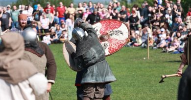 Tradycyjnie jak co roku dzień po Wielkanocy na kopcu Krakusa odbyło się tradycyjne święcie Rękawki. Tłumnie zgromadzeni żądnych przygód gości nie ominęło szereg atrakcji.