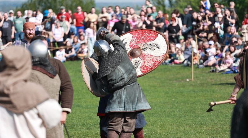 Tradycyjnie jak co roku dzień po Wielkanocy na kopcu Krakusa odbyło się tradycyjne święcie Rękawki. Tłumnie zgromadzeni żądnych przygód gości nie ominęło szereg atrakcji.