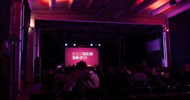 Stand-up STAGE UEK - wydarzenie, które rozbawi Was do łez, dzięki występom Macieja Brudzewskiego i Pawła Bakterii! 🎉