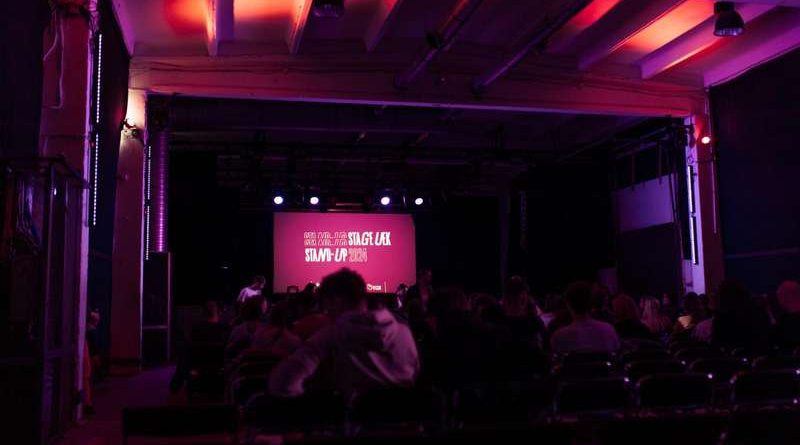 Stand-up STAGE UEK - wydarzenie, które rozbawi Was do łez, dzięki występom Macieja Brudzewskiego i Pawła Bakterii! 🎉