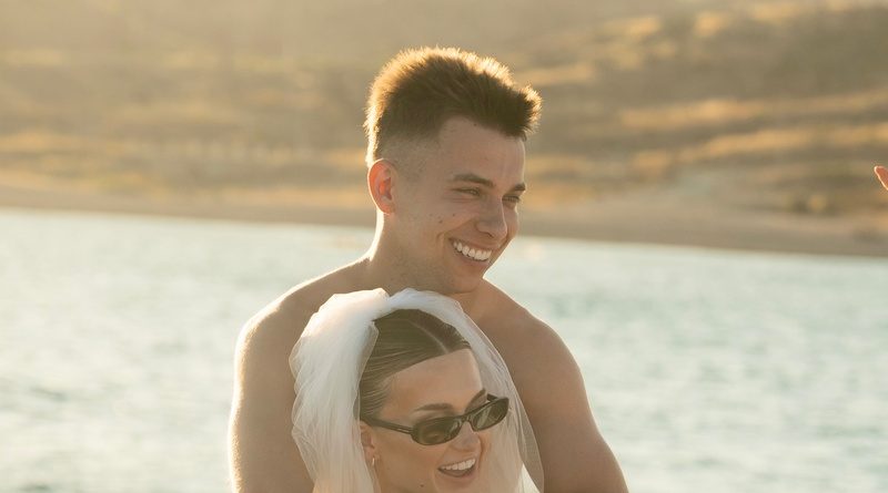 Gdzie odbyła się uroczystość? Kto towarzyszył im w tym szczególnym dniu? Czyjego projektu miała na sobie suknię ślubną Wersow?