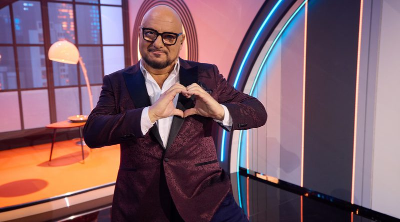 „Randka w ciemno"  Legendarne show powraca po 20 latach przerwy na antenę Polsatu. Nowe odcinki w odświeżonej odsłonie znów rozgrzeją serca widzów i poszukiwaczy miłości.