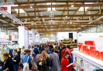 28. Międzynarodowe Targi Książki w Krakowie zbliżają się wielkimi krokami. Wydarzenie odbędzie się 23–26 października  w EXPO Kraków. W tym roku oprócz czołowych polskich pisarzy, na targach spotkamy również bestsellerowych autorów zagranicznych.