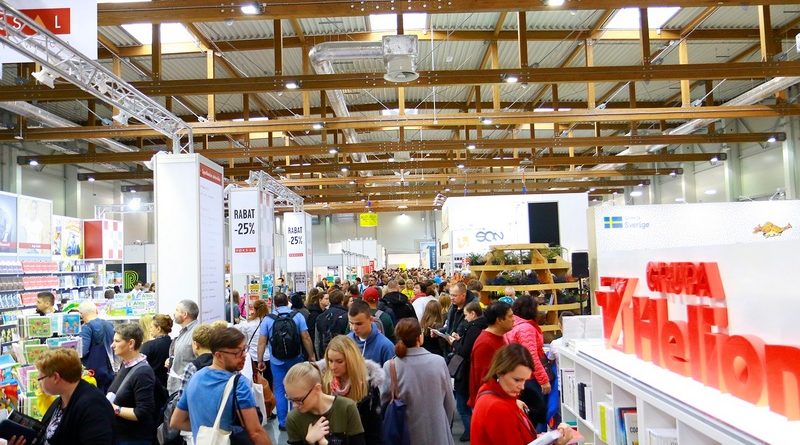 28. Międzynarodowe Targi Książki w Krakowie zbliżają się wielkimi krokami. Wydarzenie odbędzie się 23–26 października  w EXPO Kraków. W tym roku oprócz czołowych polskich pisarzy, na targach spotkamy również bestsellerowych autorów zagranicznych.