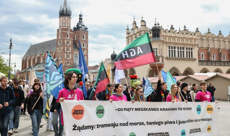Wielki korowód studencki przeszedł ulicami Krakowa (ZDJĘCIA)