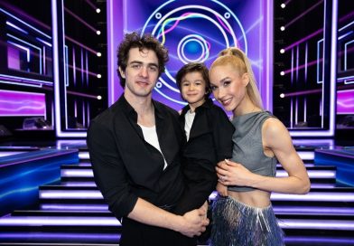 „Hitster". Muzyczna gra przebojów" już jesienią na antenie Polsatu. Najbliżsi wspierają prowadzących w finale nowego show.