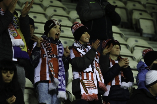 Cracovia na własnym boisku pokonała Legię Warszawa 2-0 w ostatnim w tym roku meczu PKO BP Ekstraklasy. Przed meczem minutą ciszy uczczono śmierć prof.Janusza Filipiaka prezesa i właściciela Cracovii.